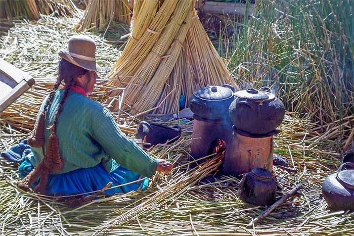 Cuộc sống kỳ lạ của những người "máu đen" sống trên hồ nước ngọt cao nhất thế giới