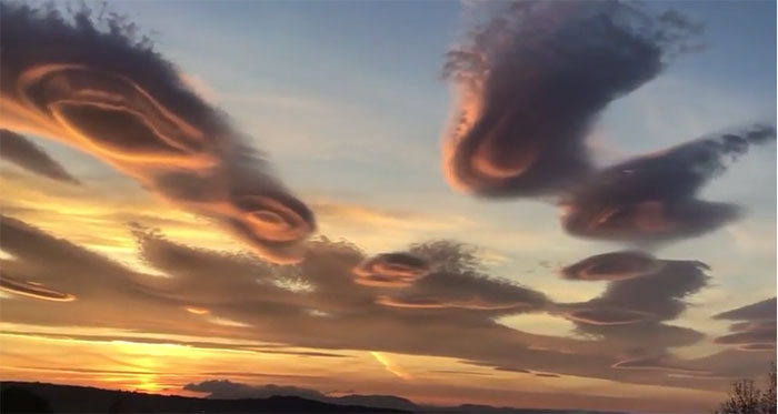 Video: Khoảnh khắc cực hiếm mây dạng thấu kính xuất hiện trên bầu trời