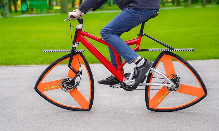 Sau xe đạp bánh vuông, kỹ sư Ukraine tiếp tục ra mắt xe đạp bánh tam giác
