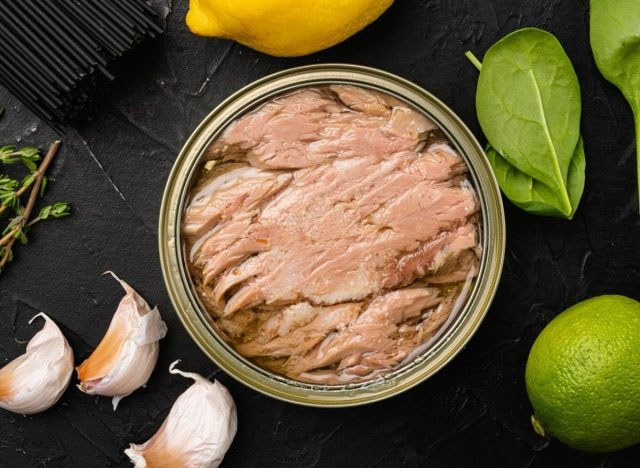 Có cần hâm nóng thịt, cá hộp trước khi ăn để phòng ngộ độc Botulinum?