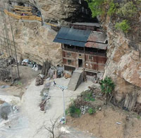 Ngôi nhà vách đá “không tranh chấp với đời" hơn 100 tuổi, sở hữu 2 yếu tố ít nơi có