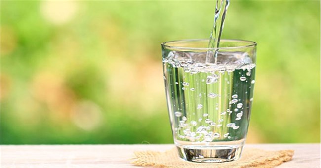 Uống nước đun sôi để nguội hay trà tốt cho sức khỏe hơn?