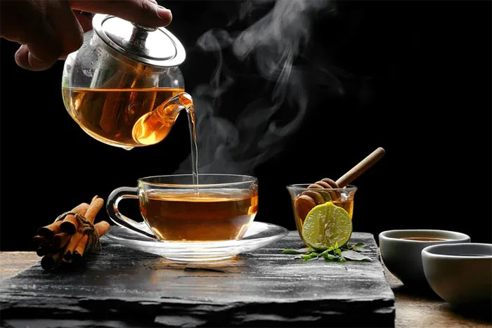 Uống nước đun sôi để nguội hay trà tốt cho sức khỏe hơn?