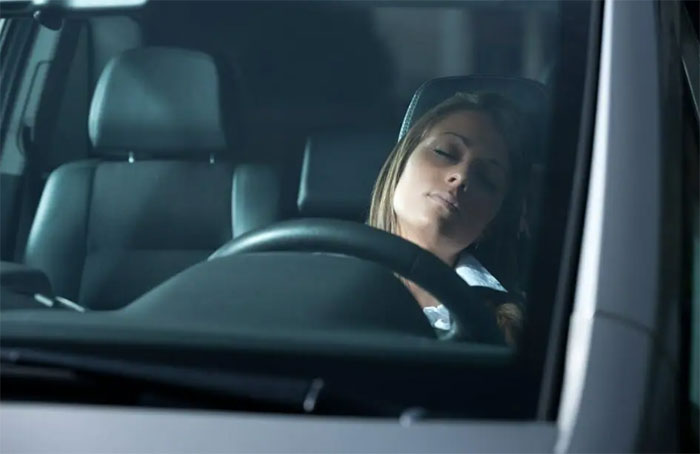Hãy đặt chuông báo thức liên tiếp 15-30-45-60 phút để không ngủ quên trên xe quá lâu