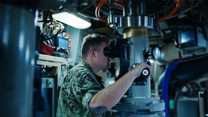 Một thủy thủ đang làm việc bên trong tàu ngầm.