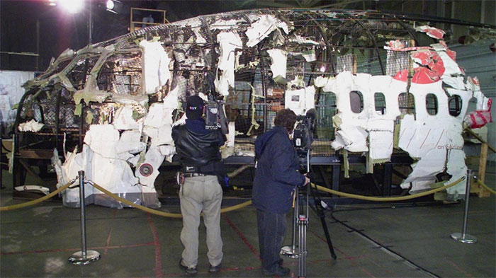 Buồng lái chiếc máy bay DC-11 được trục vớt.