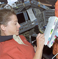 Vì sao phi hành gia không thể dùng bút chì ngoài vũ trụ?