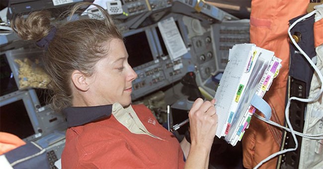 Vì sao phi hành gia không thể dùng bút chì ngoài vũ trụ?