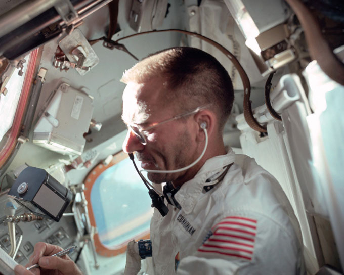 Phi hành gia R. Walter Cunningham trong nhiệm vụ Apollo 7 sử dụng bút Fisher Pen năm 1968.