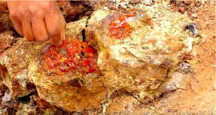Công nhân đào tảng đá đỏ như máu, chuyên gia: "Đây là kho báu"