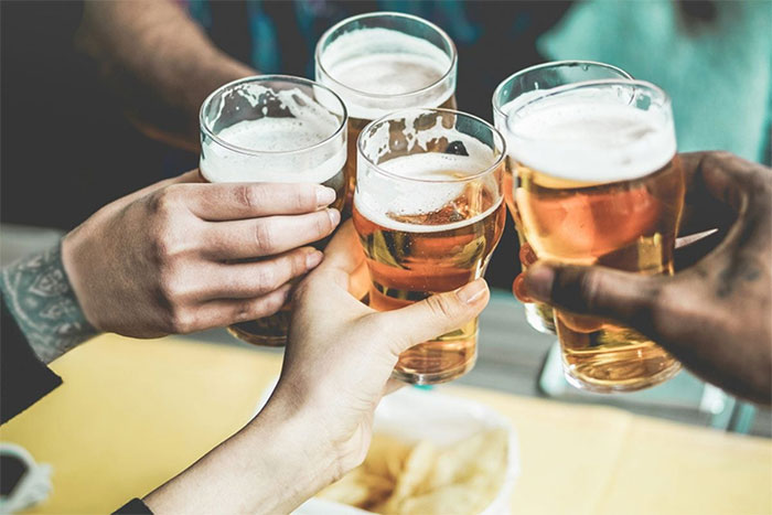 Top 5 điều không nên làm khi uống bia vào mùa hè