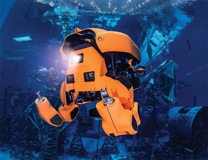  Năm 1985, một robot biển sâu lần đầu tiên quay được cảnh xác tàu Titanic. 