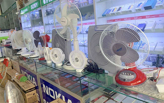 Có nên vừa sạc vừa dùng quạt tích điện không?