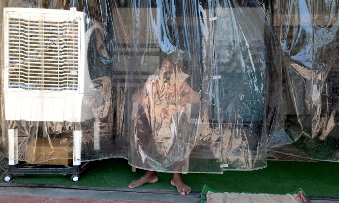  Một người dân ngồi cạnh quạt điều hòa ở Chhattisgarh, Ấn Độ, hồi tháng 5. 