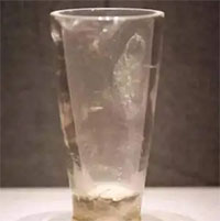 Tìm thấy chiếc cốc “xuyên không” trong mộ cổ hơn 2.000 năm 