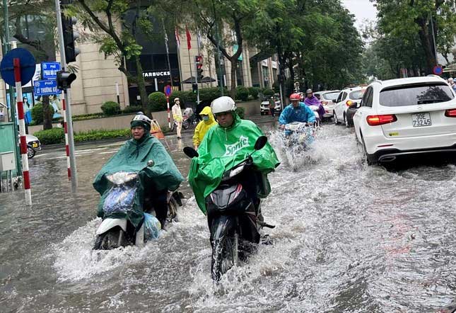 Vì sao cứ mưa rào hạ tầng thoát nước Hà Nội lại 