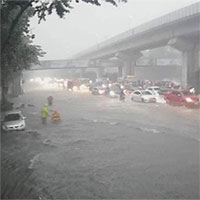 Vì sao cứ mưa rào hạ tầng thoát nước Hà Nội lại "tê liệt"?