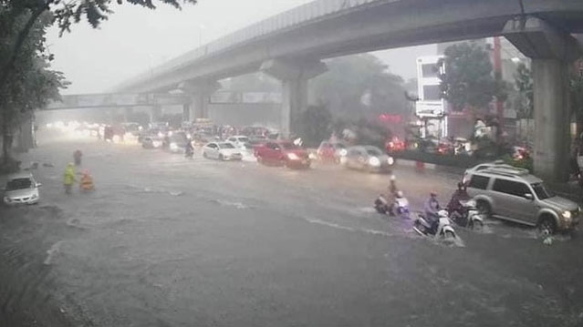 Vì sao cứ mưa rào hạ tầng thoát nước Hà Nội lại 
