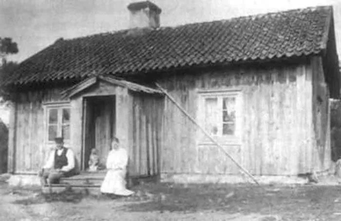 Một ngôi nhà ở làng nơi Karolina sống thời bấy giờ. 