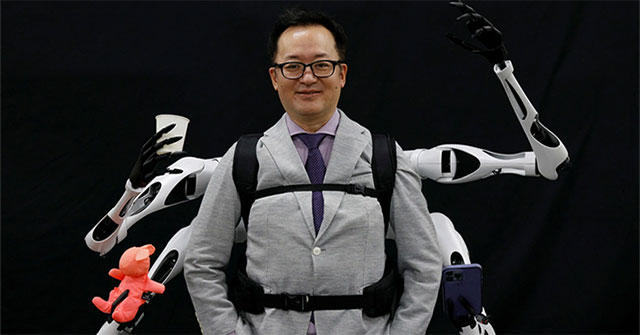 Nhật Bản phát triển robot nhiều tay có thể đeo trên lưng