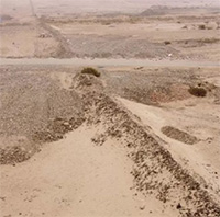 Bức tường 10km trên sa mạc ngăn lũ lụt do El Nino