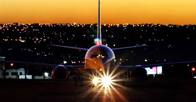 Phi công thấy gì trên bầu trời khi bay xuyên màn đêm?