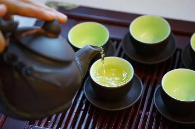 Tại sao nên uống trà ấm nhiều hơn vào mùa hè?