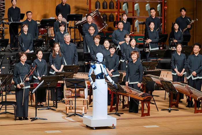  Robot EveR 6 chỉ huy dàn nhạc giao hưởng tại Hàn Quốc. 