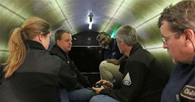 Đoạn phim cũ bên trong Titan miêu tả khoảnh khắc xảy ra sự cố khi đến gần Titanic