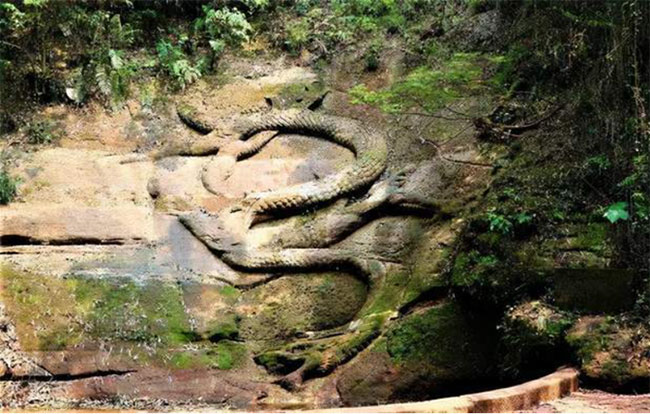 Tảng đá hình rồng
