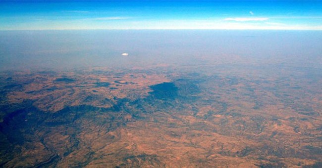 "Vật thể lạ" hình nấm đang trồi lên, tách đôi một lục địa Trái đất