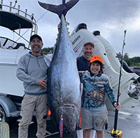 Cậu bé 11 tuổi câu được cá ngừ "khủng" nặng gần 117kg