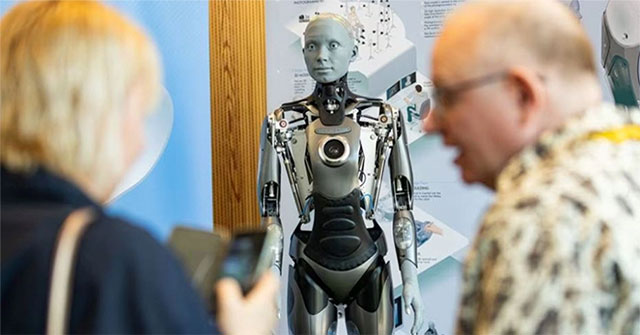 Thú vị cuộc họp báo đầu tiên giữa con người và robot