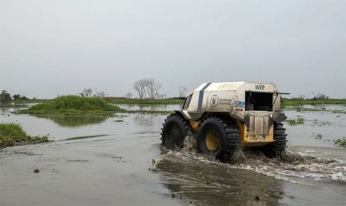  Xe địa hình của WFP được lái qua nước lũ ở Twic East. 
