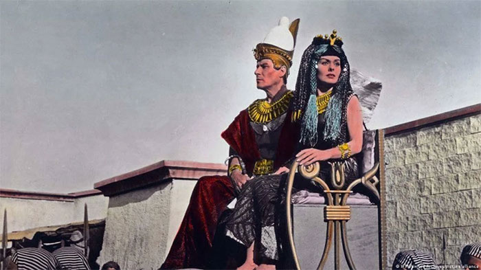  Bộ phim "Nữ hoàng sông Nile" năm 1961 với Jeanne Crain trong vai Nefertiti. 