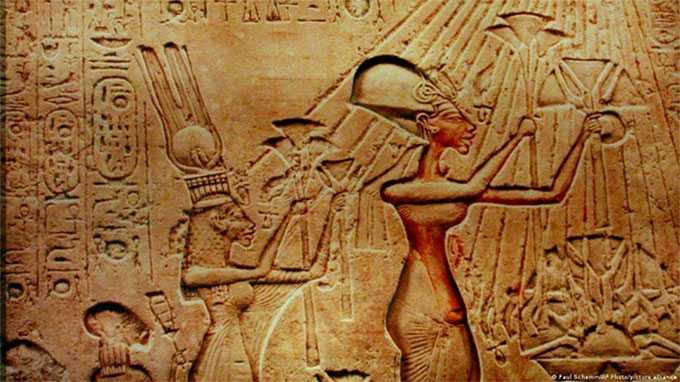  Bức phù điêu cổ: Pharaoh Akhenaten và Nữ hoàng Nefertiti thờ thần mặt trời Aten. 