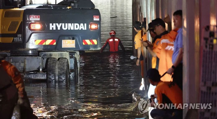 ''Bom nước'' 60.000 tấn đổ xuống như thác, hầm chui thành ''hầm tử thần'' trong tích tắc