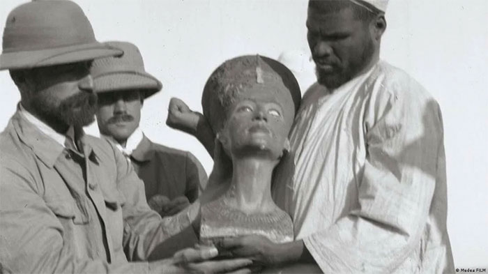  Nhà khảo cổ học người Đức Ludwig Borchart đã mang bức tượng bán thân của Nefertiti đến Berlin