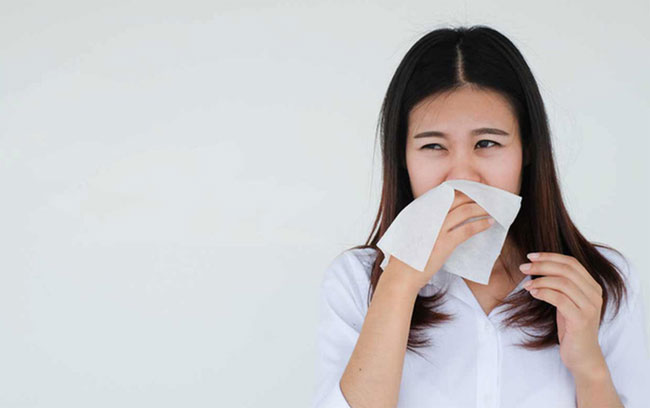 Mùa mưa, cẩn trọng loạt hệ lụy sức khỏe kéo theo khi dùng mũ bảo hiểm, áo mưa ẩm hôi