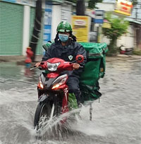 Mùa mưa, cẩn trọng loạt hệ lụy sức khỏe kéo theo khi dùng mũ bảo hiểm, áo mưa ẩm hôi 