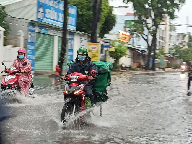 Mùa mưa, cẩn trọng loạt hệ lụy sức khỏe kéo theo khi dùng mũ bảo hiểm, áo mưa ẩm hôi