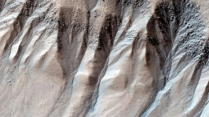 Những khe núi bí ẩn ở bán cầu Nam của sao Hỏa, giống hệt cảnh quan Trái đất