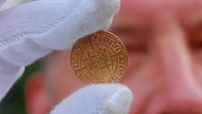  Một trong bốn đồng tiền vàng được tìm thấy tại một tu viện ở Đức. 