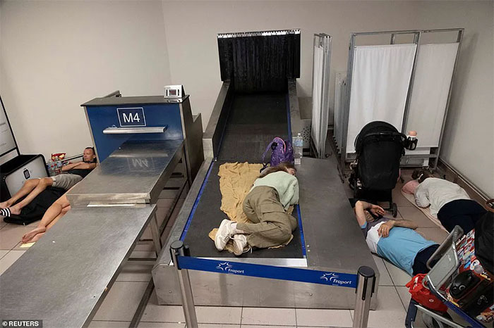 Ác mộng ngày hè tại Hy Lạp: Hàng nghìn người nằm vạ vật khắp nơi, chờ được giải cứu khỏi thảm họa