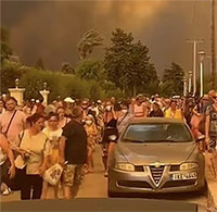 Ác mộng ngày hè tại Hy Lạp: Hàng nghìn người nằm vạ vật khắp nơi, chờ được giải cứu khỏi thảm họa 