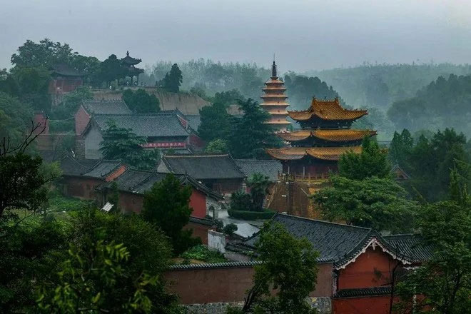 Phong Huyệt Tự lần đầu tiên được xây dựng cách đây hơn 1.800 năm.