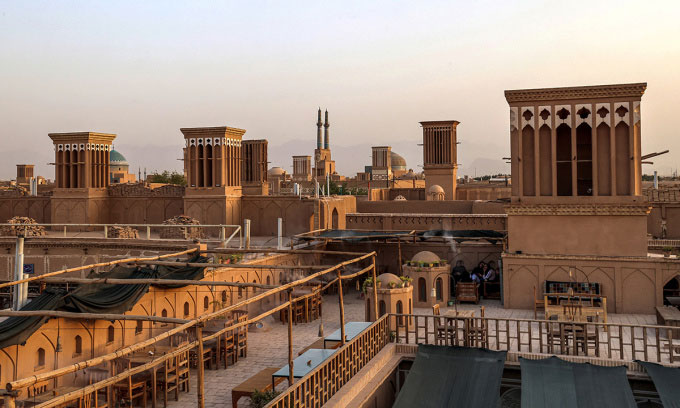 Các tháp đón gió vươn lên cao tại thành phố Yazd, Iran hôm 3/7.