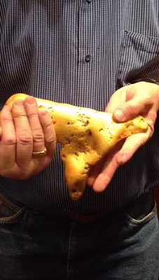 Cục vàng khổng lồ nặng 5,5kg