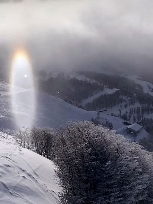 Gaby Chavez cho thấy "cánh cổng" phát sáng hình tròn giữa không trung.