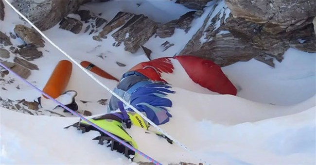 Vì sao những người bỏ mạng trên đỉnh Everest sẽ phải nằm tại đó mãi mãi?